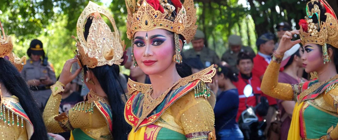 Rihanna makes surprise appearance at eventful  concert